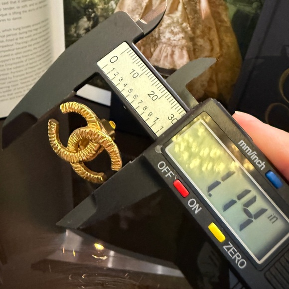 LOT 2187 24K gold plated CHANEL vintage CC clip on earrings - Picture 4 of 6